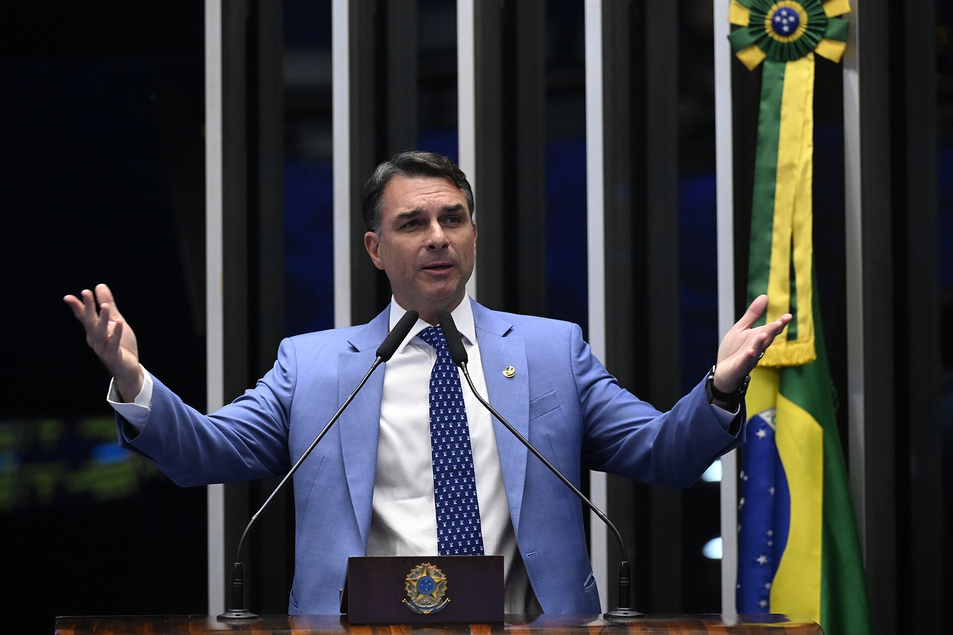 Flávio Bolsonaro discursa na tribuna do Senado