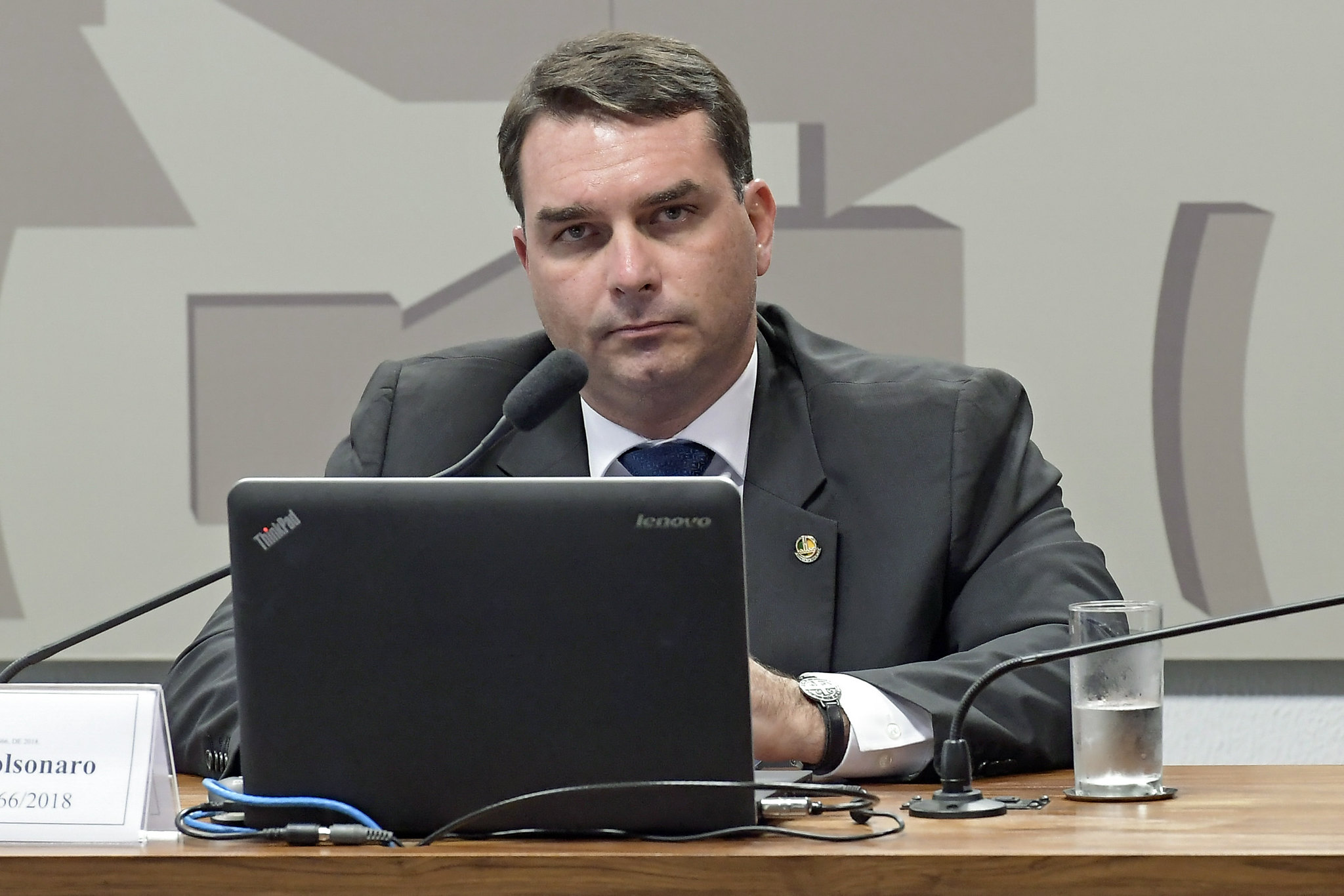 Flávio Bolsonaro numa comissão do Senado
