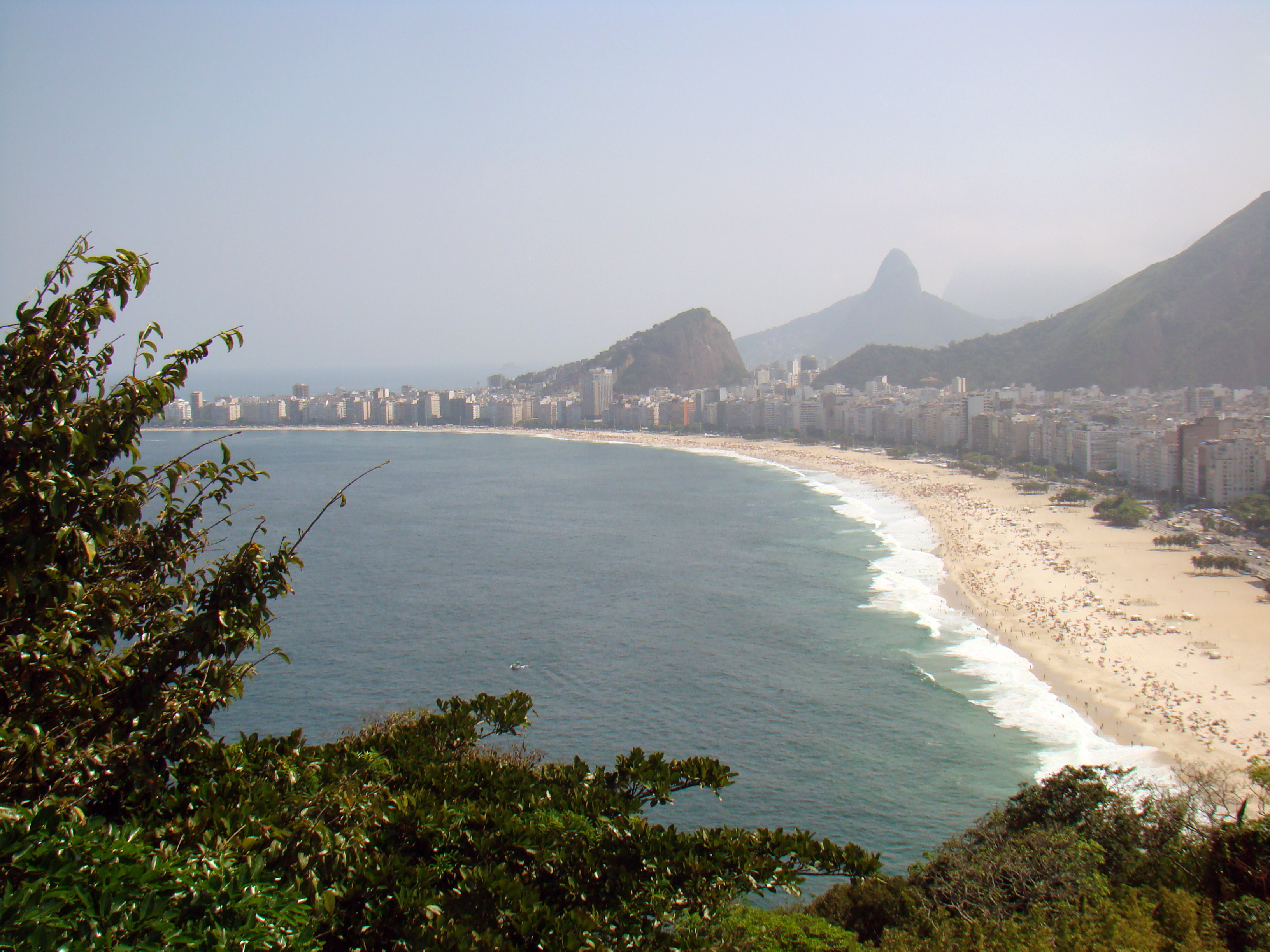 Praia de Copacabana, bairro onde ficavam as duas quitinetes