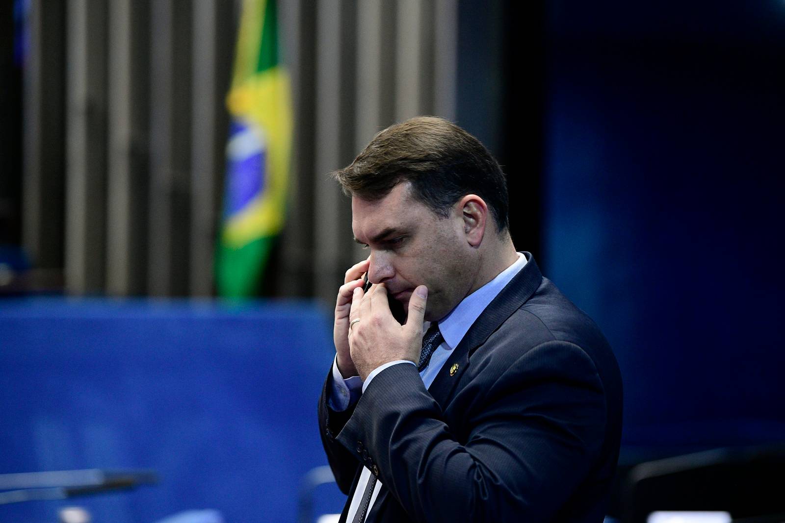 Flávio Bolsonaro ao celular no plenário do Senado, em 2019