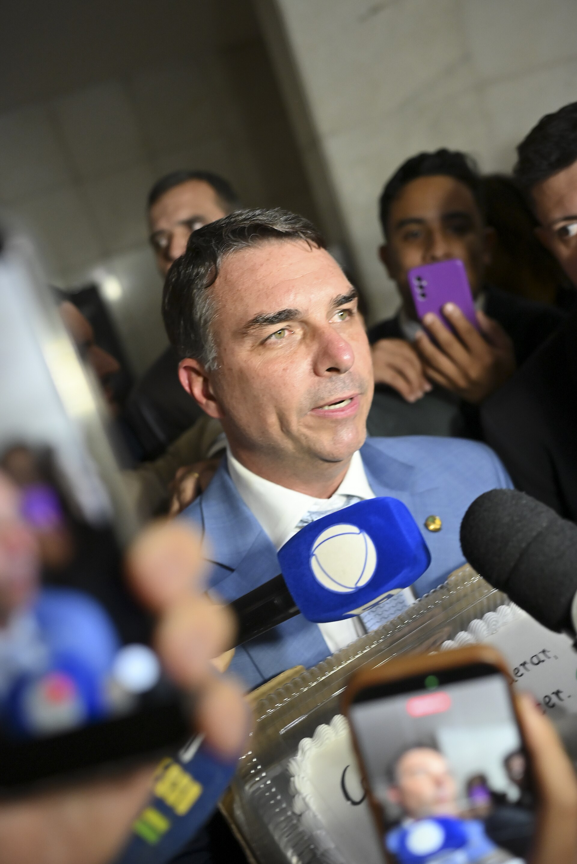 Flávio Bolsonaro concede entrevista, em 2026